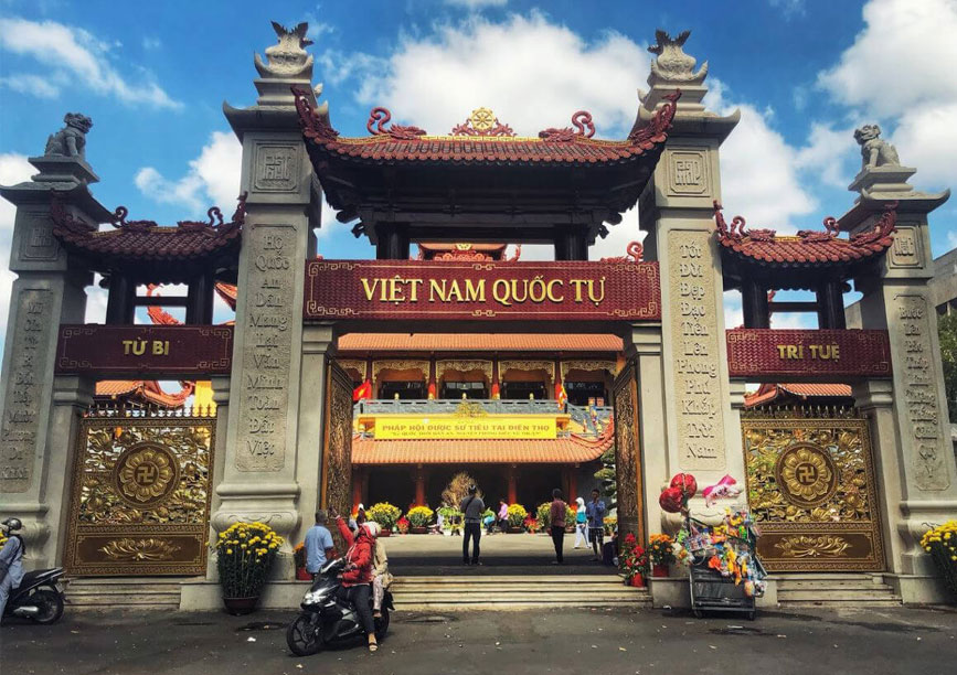 Chùa Việt Nam Quốc Tự trong ngày đầu năm