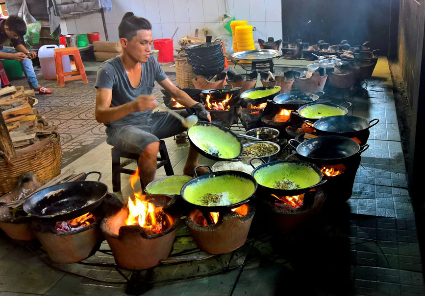 Chùa miễn phí bánh xèo cho du khách thập phương