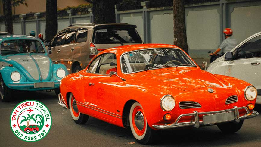 Xe cổ Karmann lăn bánh trên đường phố Sài Gòn