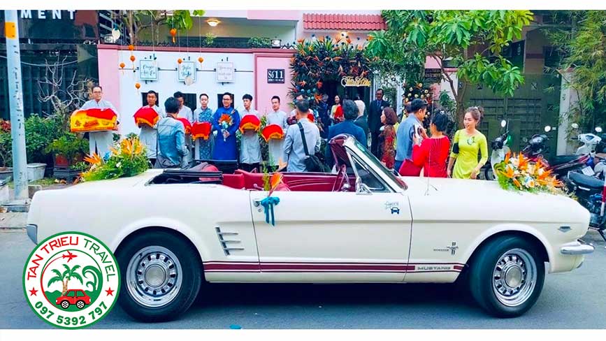Dòng xe cưới cổ Mustang mui trần được ưa chuộng