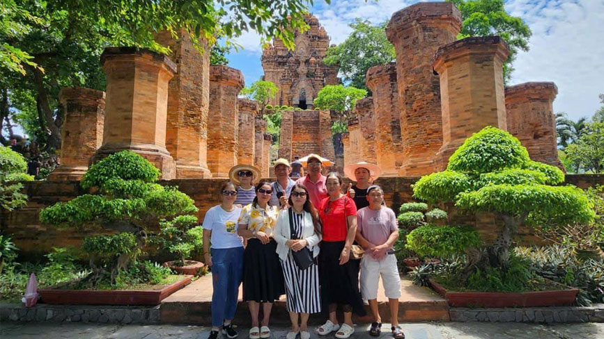 Tháp bà Ponagar biểu tượng thành phố biển Nha Trang